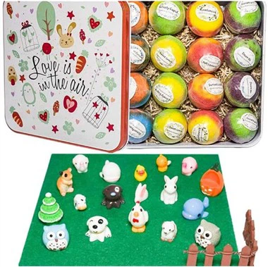 장난감을 곁들인 거품 목욕 폭탄