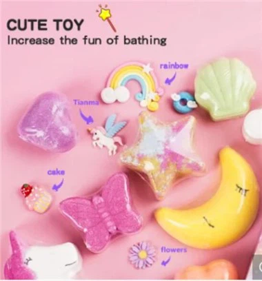내부 장난감이있는 무지개 목욕 폭탄